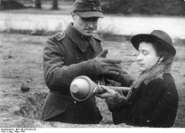 Bundesarchiv_Bild_146-1973-001-30,_Volkssturm,_Frau_mit_Panzerfaust.jpg